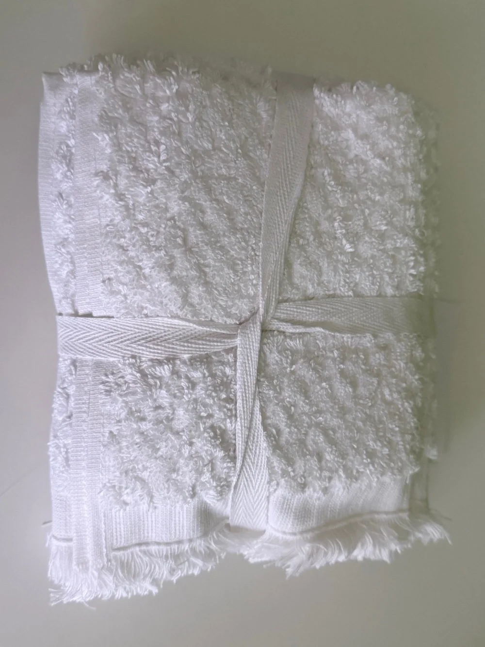 UGG set of 4 Wash Towels Fringed Textured White
